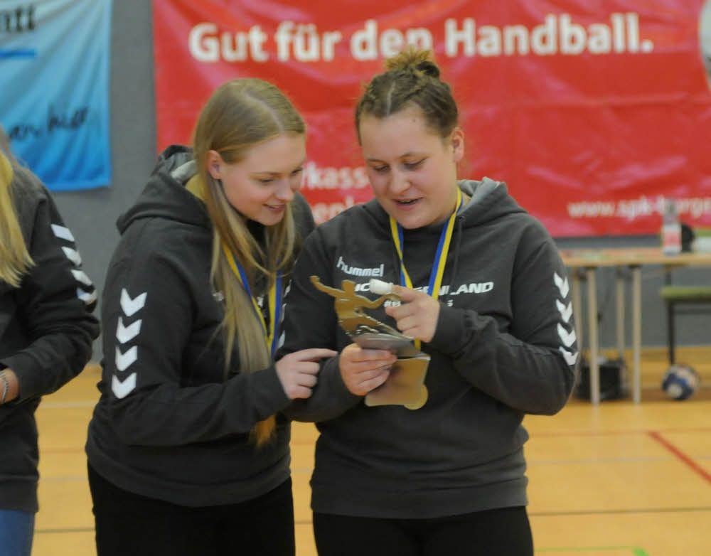 Die A-Jugend-Mädchen freuen sich über den Landesmeister-Pokal.