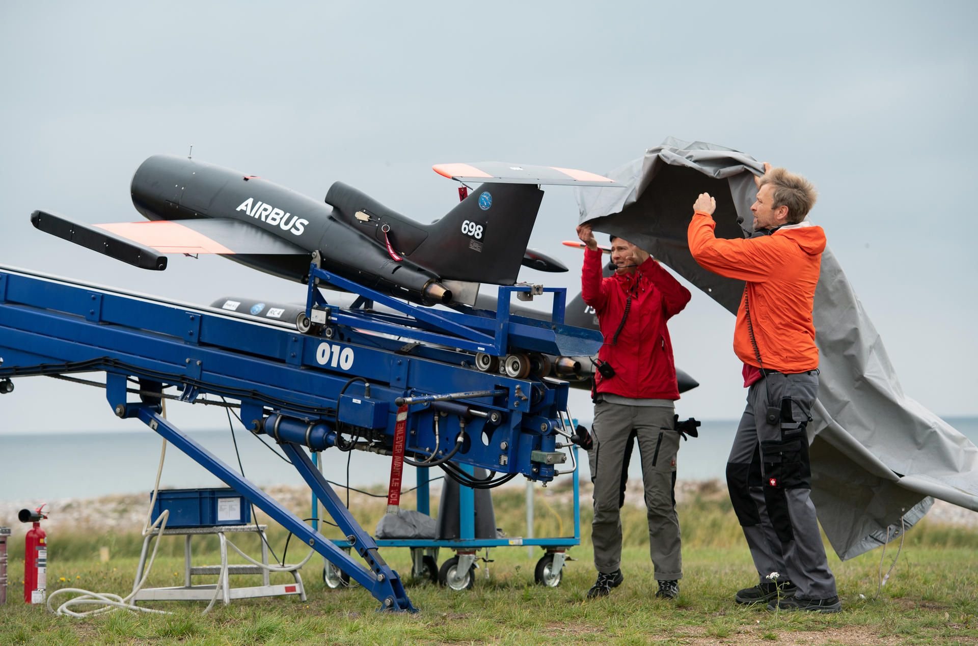 Eine Drohne wird von Mitarbeitern des Unternehmens Airbus auf dem Bundeswehr-Truppenübungsplatz Todendorf auf einer Abschussrampe vor dem geplanten Start abgedeckt.