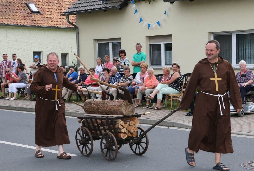 Damals wie heute hat das Holz in Mönchenhöfe eine besondere Bedeutung, so auch für Lutz Thäle. Aus Holz wurden auch Brotschieber für das Mönchenhöfer Backteam gefertigt.
