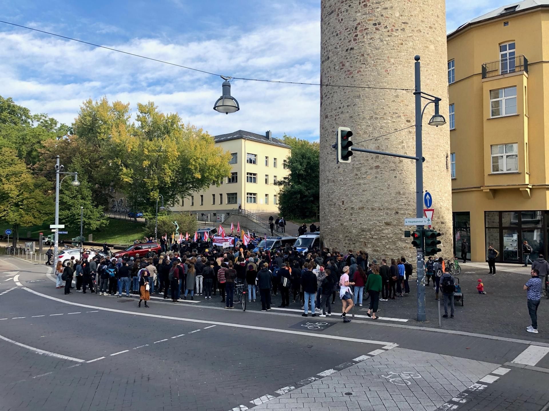 Die Polizei sorgte am Leipziger Turm dafür, dass sich Demonstranten und Gegendemonstranten nicht zu nahe kamen.