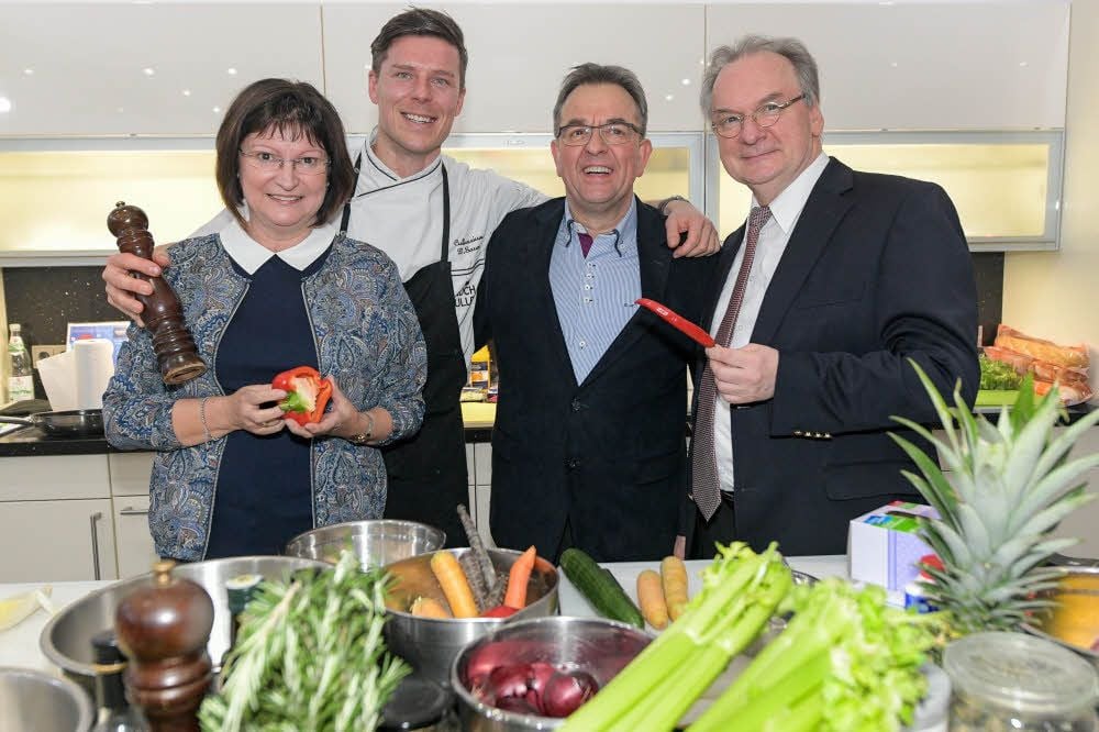 Gemeinsam am Herd: Gabriele Haseloff, Koch Daniel Sauer, Küchenchef Gerd Micheel und Ministerpräsident Reiner Haseloff (v.l.)