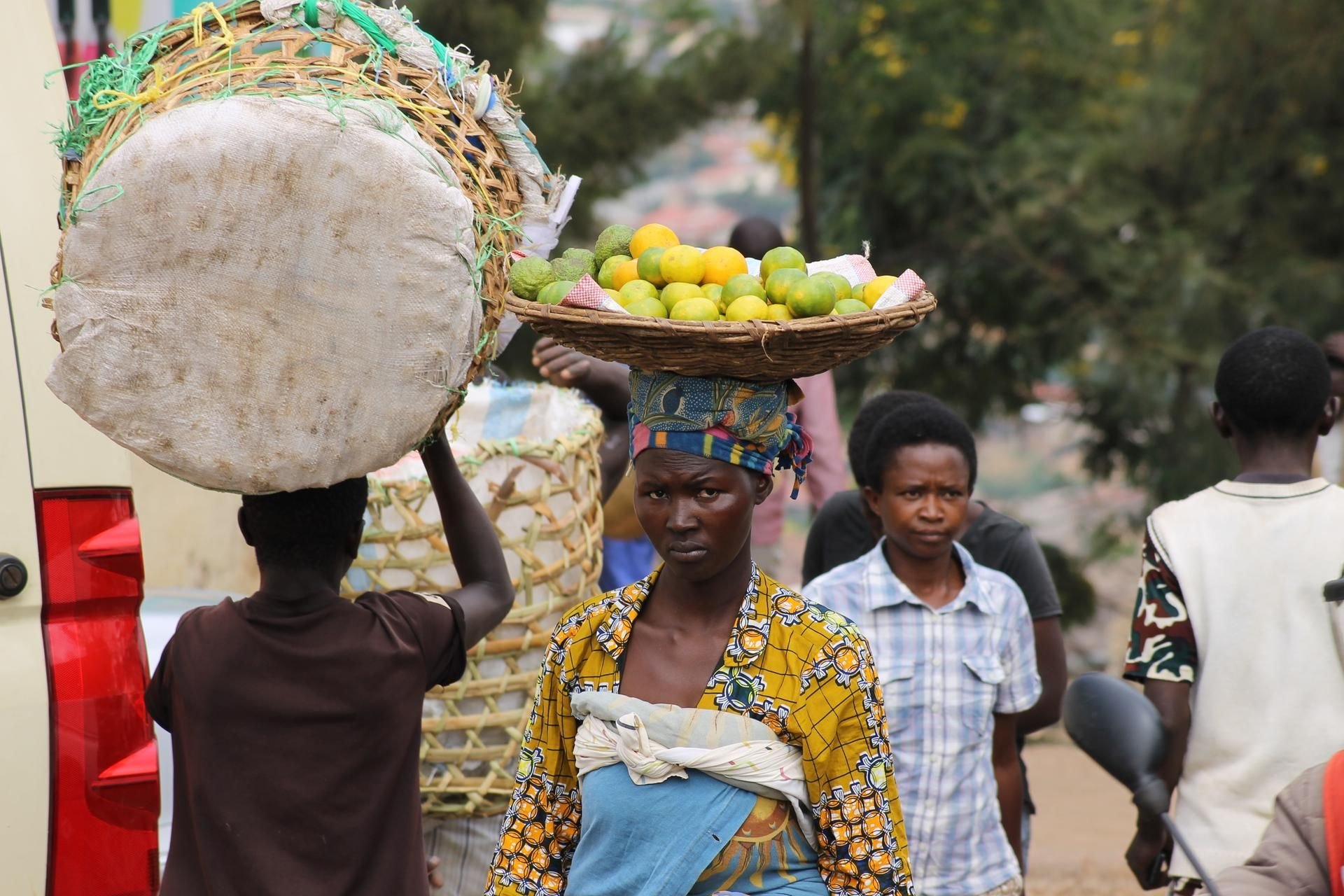 Florierende Wirtschaft in Ruanda: Eine Frau auf dem Weg zum Markt in Kigali.