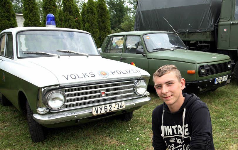 Nicolas Teichert präsentiert seinen Volkspolizei-Streifenwagen vom Typ Moskwitsch 408.