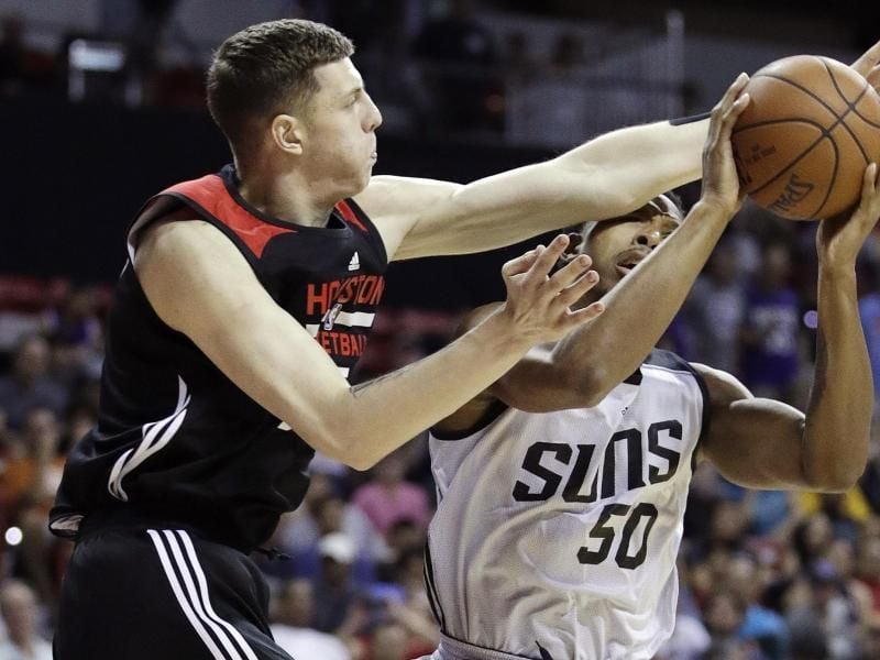 Ist in der NBA angekommen: Isaiah Hartenstein (l) von den Houston Rockets. Foto: John Locher/AP/dpa