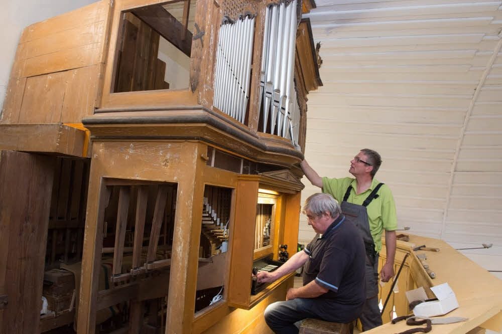 Die Orgel der Kirche Schleberoda, aus denkmalpflegerischer Sicht ein hochkarätiges Instrument, wurde saniert. Gerd-Christian Bochmann (l.) und Thomas Bochmann führten die Arbeiten in den vergangenen zwölf Monaten zum Teil in ihrer Werkstatt in Kohren-Sahlis aus.