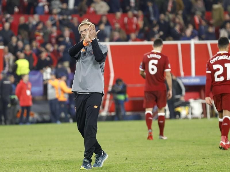 Liverpools Trainer Jürgen Klopp applaudiert in Sevilla nach Spielende den Fans. Einigen der mitgereisten Anhänger sollen nicht ins Stadion gelassen worden sein. Foto: Miguel Morenatti