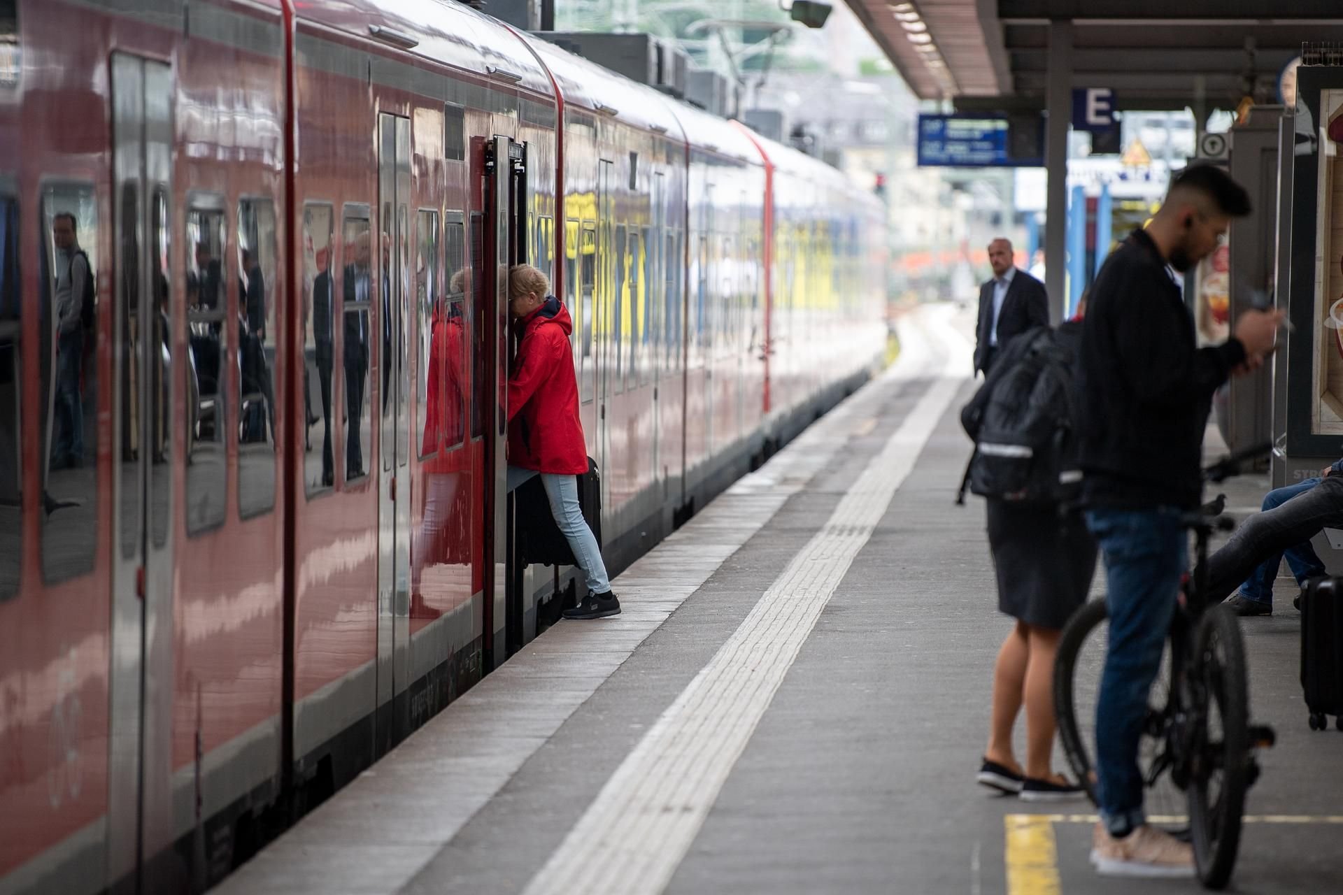 Viele fühlen sich zu Zeiten der Corona Krise in öffentlichen Verkehrsmitteln wie Zügen, Bahnen und Bussen nicht mehr wohl. (Symbolbild)
