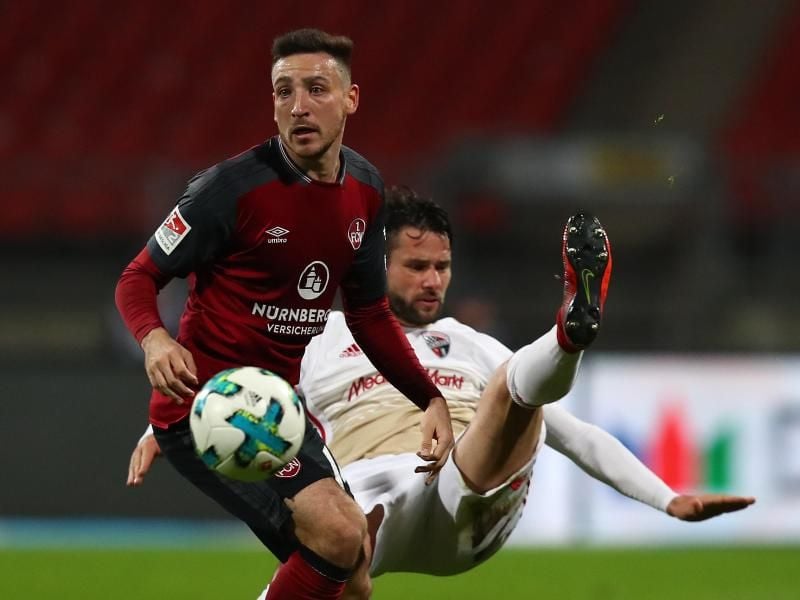 Der Nürnberger Kevin Möhwald (l) kämpft mit dem Ingolstädter Christian Träsch um den Ball. Foto: Daniel Karmann