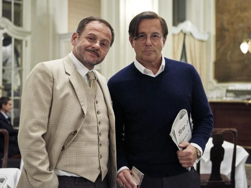 Samuel Finzi (l) als Carlos und Heino Ferch als Allmen in einer Szene des Krimis „Allmen und das Geheimnis der Dahlien”. Foto: Julie Vrabelova