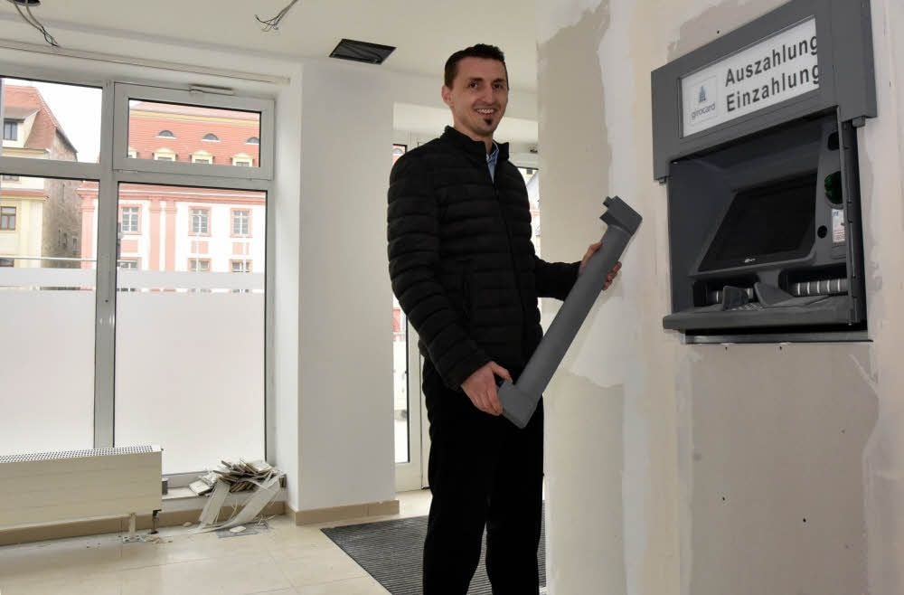 Bank-Mitarbeiter Jan Arndt an einem neuen Geldautomaten
