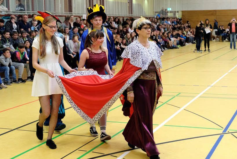 Königin Steffi I. marschiert am Mittwochvormittag zusammen mit ihrem Hofstaat durch die Jessener Mehrzweckhalle.
