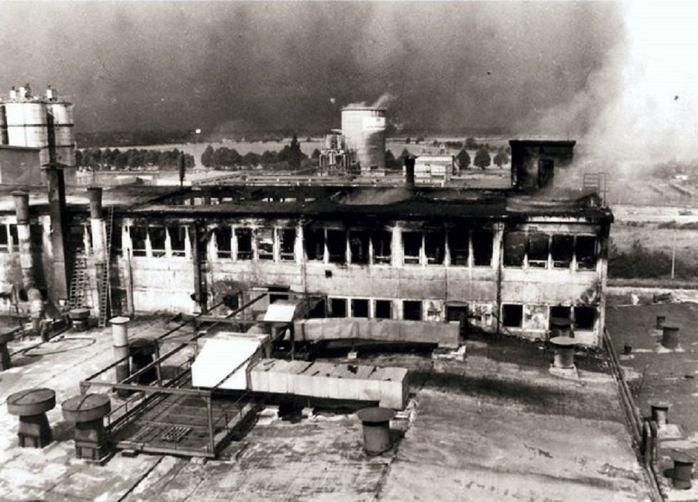Das Produktionsgebäude in Gölzau 1986 nach dem Brand.