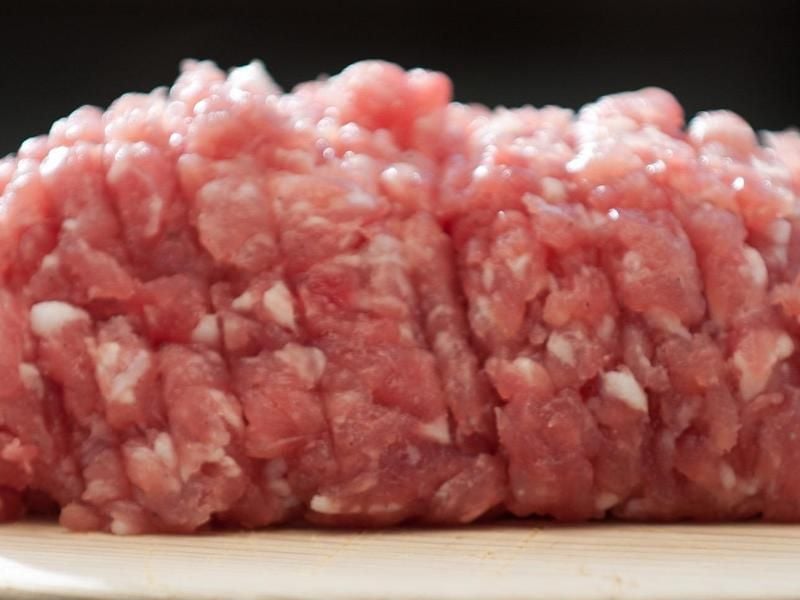 Einige Menschengruppen wie Kleinkinder, Ältere oder Schwangere sollten wegen der Salmonellengefahr auf Mett verzichten. Foto: Hauke-Christian Dittrich