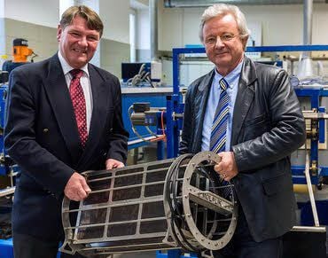 Klaus Hagen und Jürgen Koppe zeigen präsentieren einen besonderen Katalysator.
