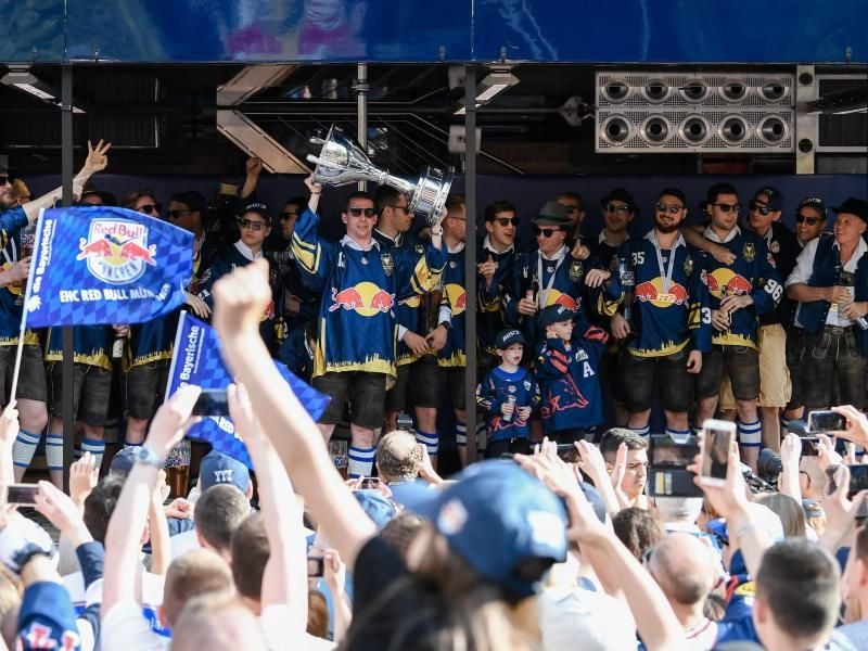 Der EHC Red Bull München feiert mit seinen Fans die Meisterschaft. Foto: Andreas Gebert