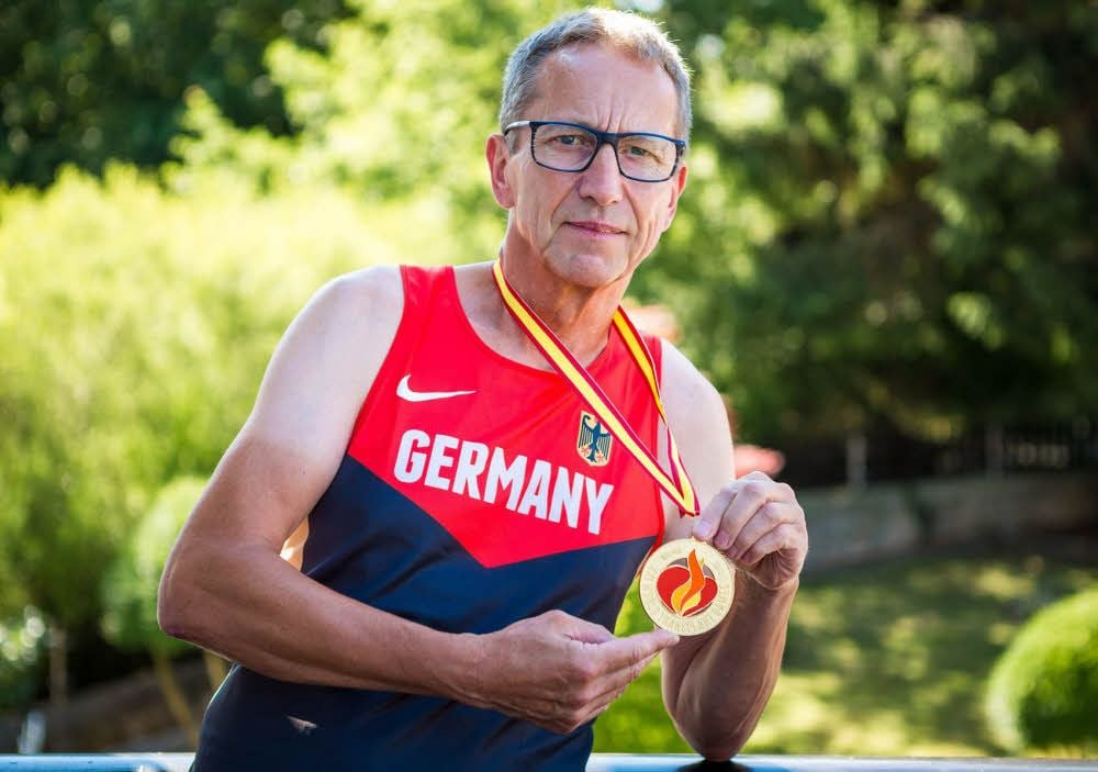 Dieter Pörschmann präsentiert seine Goldmedaille vom 100-Meter-Sprint der diesjährigen Weltmeisterschaft der Transplantierten in Malaga.