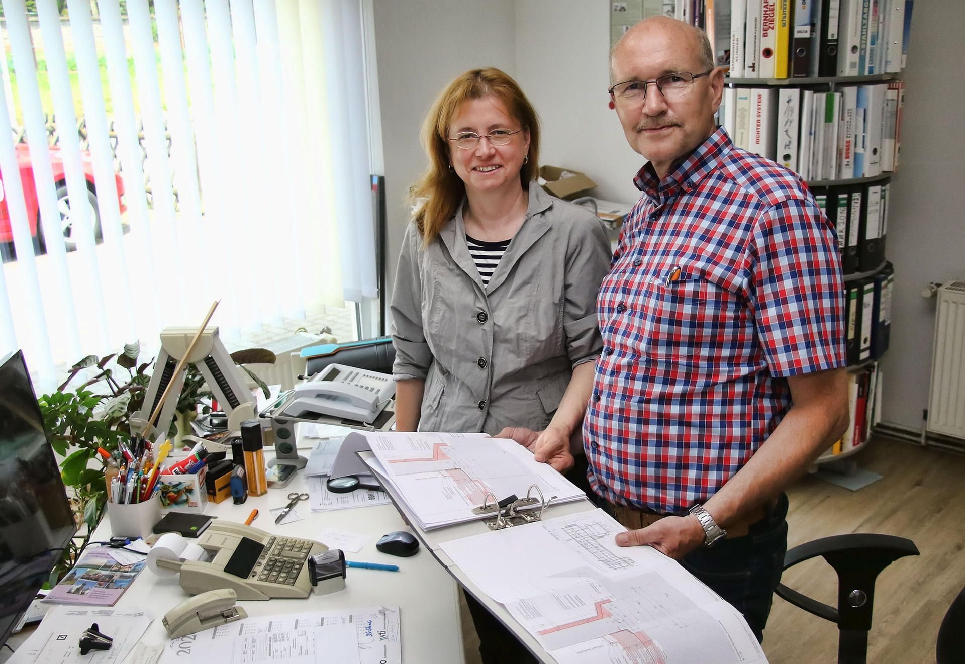 Sabine und Dieter Gremmer im Büro in Wallhausen.