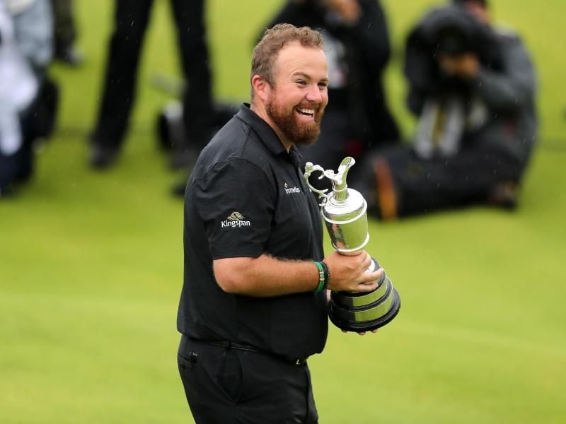Lowry nimmt die „Claret Jug”-Trophäe und ein Preisgeld von rund 1,93 Millionen US-Dollar nach Hause. Foto: Niall Carson/PA Wire