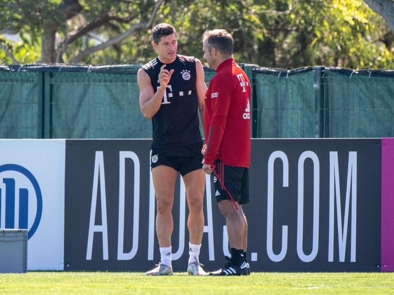 Bayern-Coach Hansi Flick im Gespräch mit Robert Lewandowski. Foto: Matthias Balk/dpa