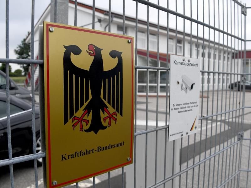 Ein Schild „Kraffahrt-Bundesamt” hängt an einem Gitter auf dem Gelände des Bundesamtes. Foto: Carsten Rehder/Archivbild