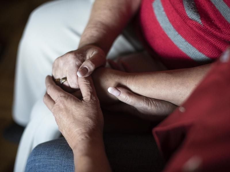 Häufig sind es nur ein paar geänderte Handgriffe, die die Pflege für den Hilfebedürftigen zu einer weniger unangenehmen Prozedur werden lassen. Foto: Jana Bauch