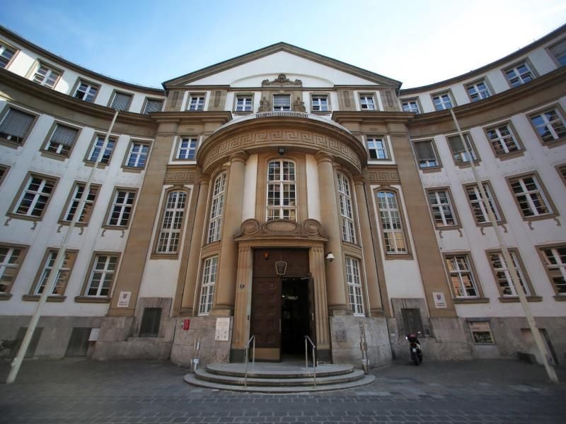 Die Außenfassade des Land- und Amtsgerichtes. Foto: Fredrik von Erichsen/dpa/Archivbild