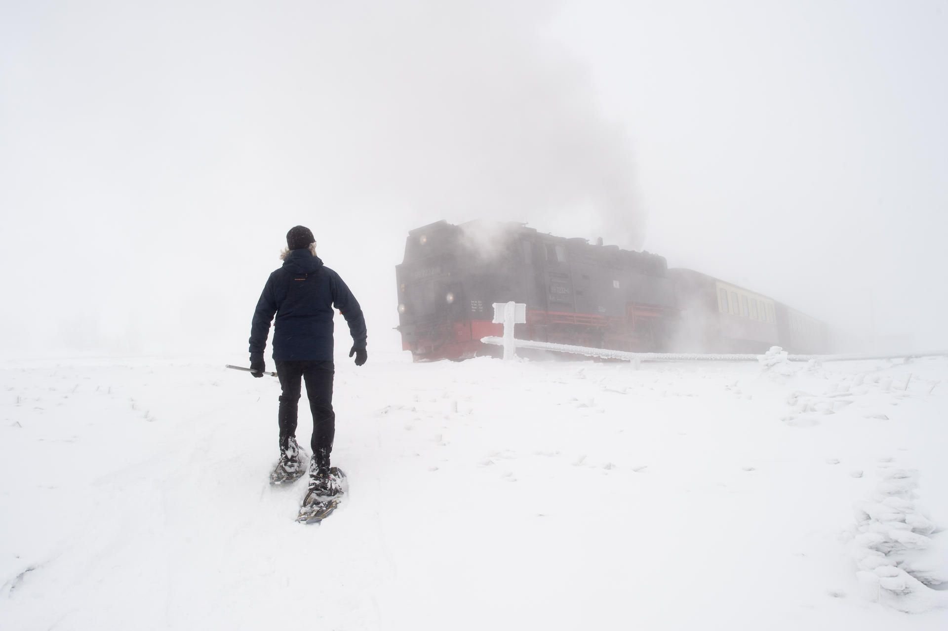 Auf dem Brocken hatte es die ganze vorangegangene Nacht geschneit, so dass am Morgen eine Schneehöhe von 25 Zentimetern gemessen wurde.