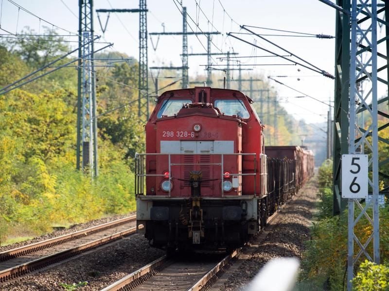 DB Cargo hatte im vergangenen Jahr 232 Millionen Tonnen Güter transportiert. Seit 2010, als es noch 415 Millionen Tonnen waren, geht die Menge zurück. Foto: Soeren Stache/dpa-Zentralbild/dpa