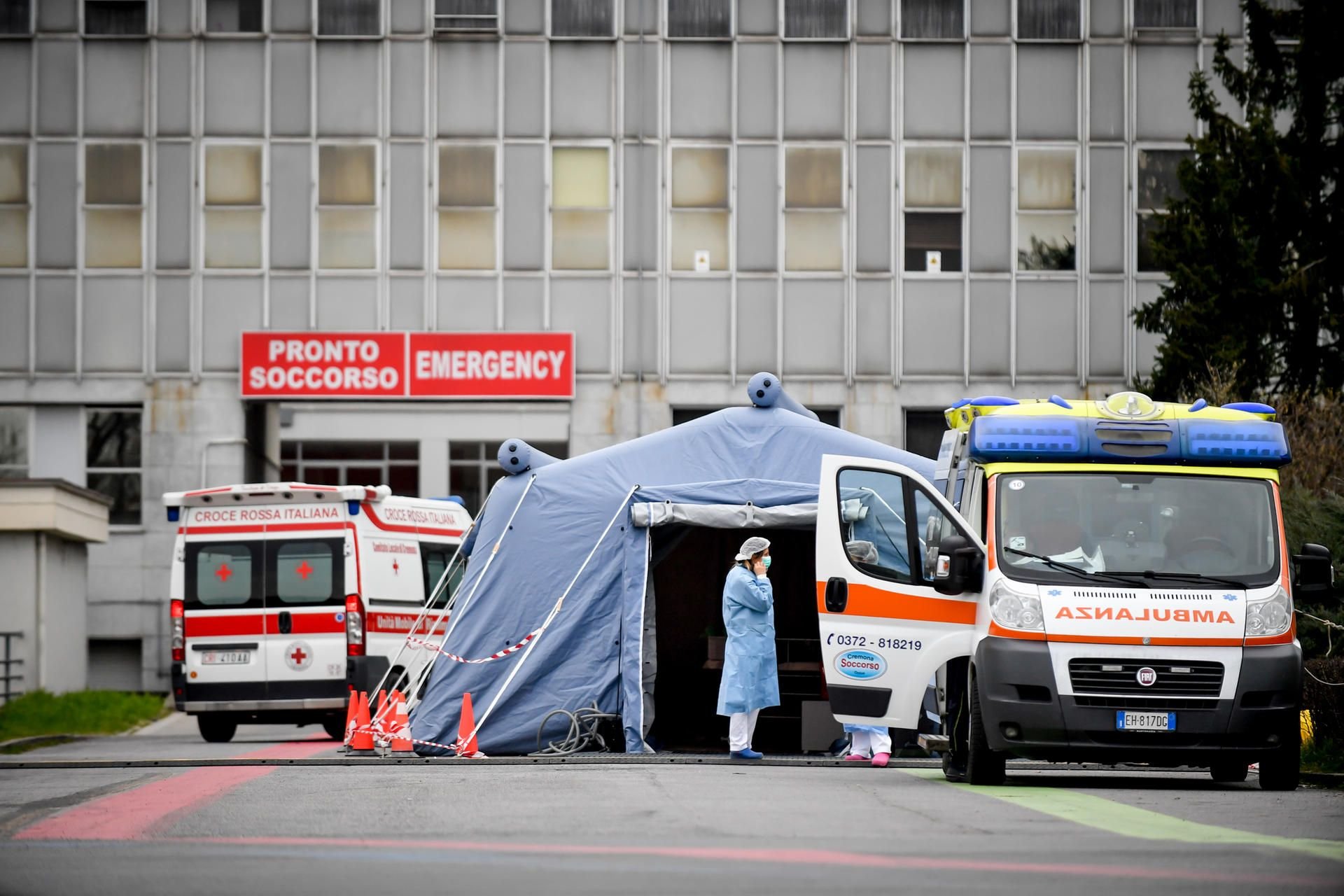Vor einem Krankenhaus wurden Notfall-Zelte aufgestellt, um das hohe Aufkommen an Patienten aufgrund des Coronavirus zu bewältigen.