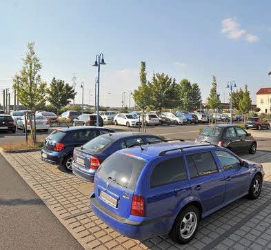 Parklücken sind am Bitterfelder Bahnhof Mangelware geworden.