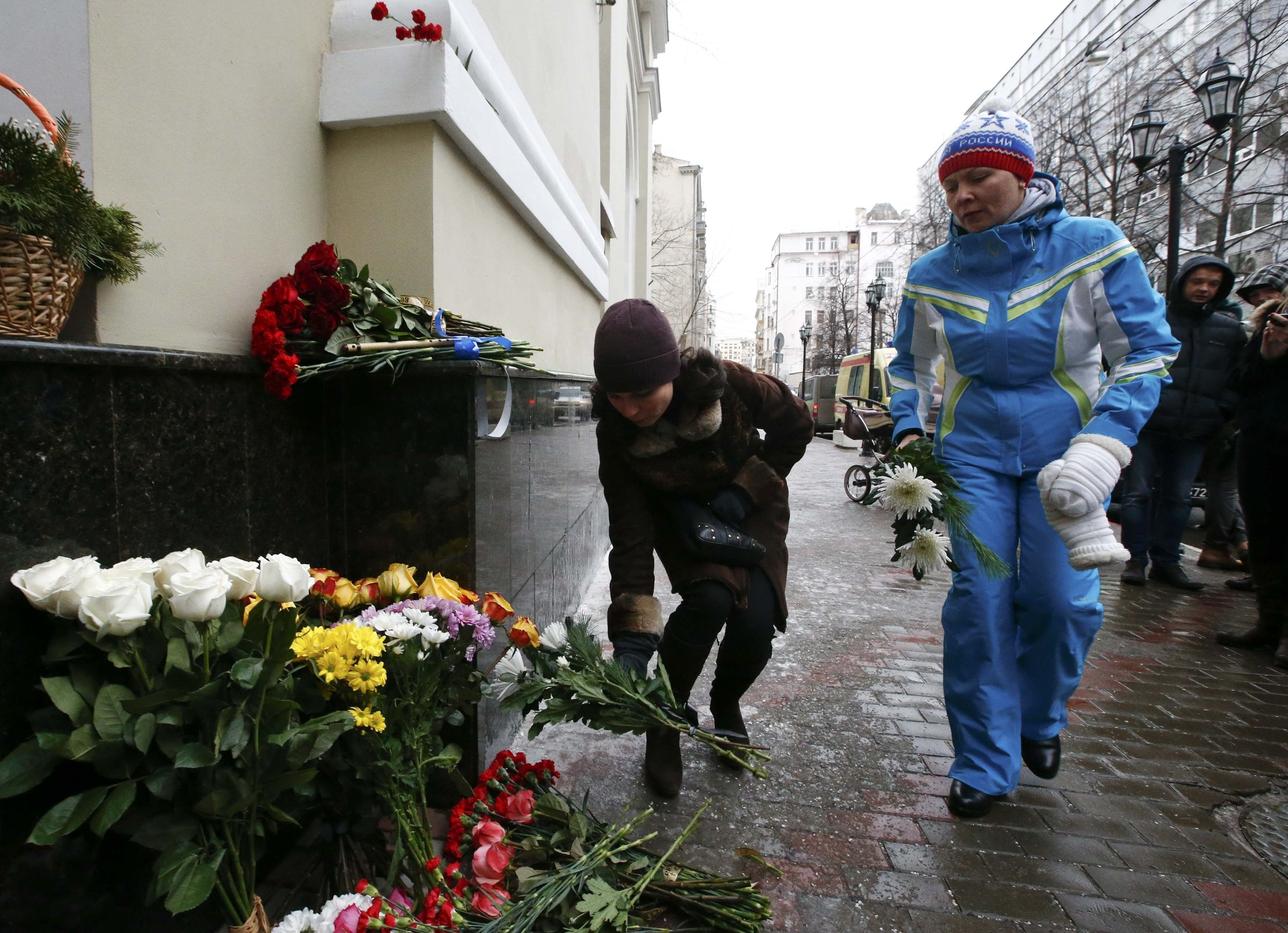 Im Gedenken an die Opfer des Flugzeugabsturzes der Tu-154 legen Trauernde Blumen vor dem Hauptquartier des Roten Armee Chores nieder.