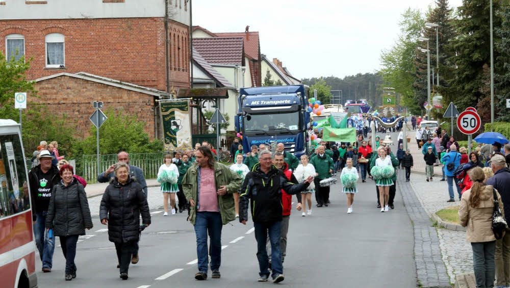 In den Festzug aus Anlass von 600 Jahre Holzdorf haben sich am Samstag viele Mitwirkende eingereiht. Gemeinsam ziehen sie zum Festplatz.