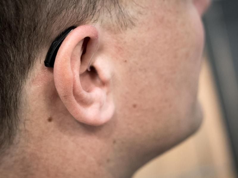 Ein kaltes Hörgerät sollte vor dem Einsetzen kurz angewärmt werden. Foto: Alexander Heinl/dpa-tmn