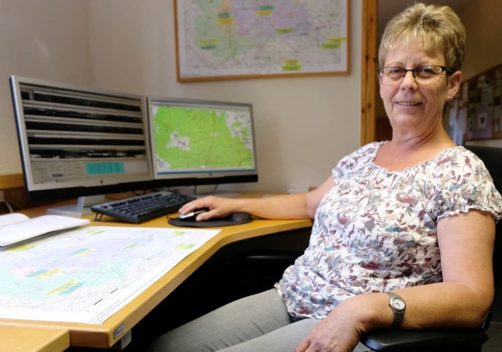 Verantwortungsvoller Job! Angela Werther wertet täglich Fotos aus, die fünf Kameras in die Waldbrandzentrale Annaburg liefern.