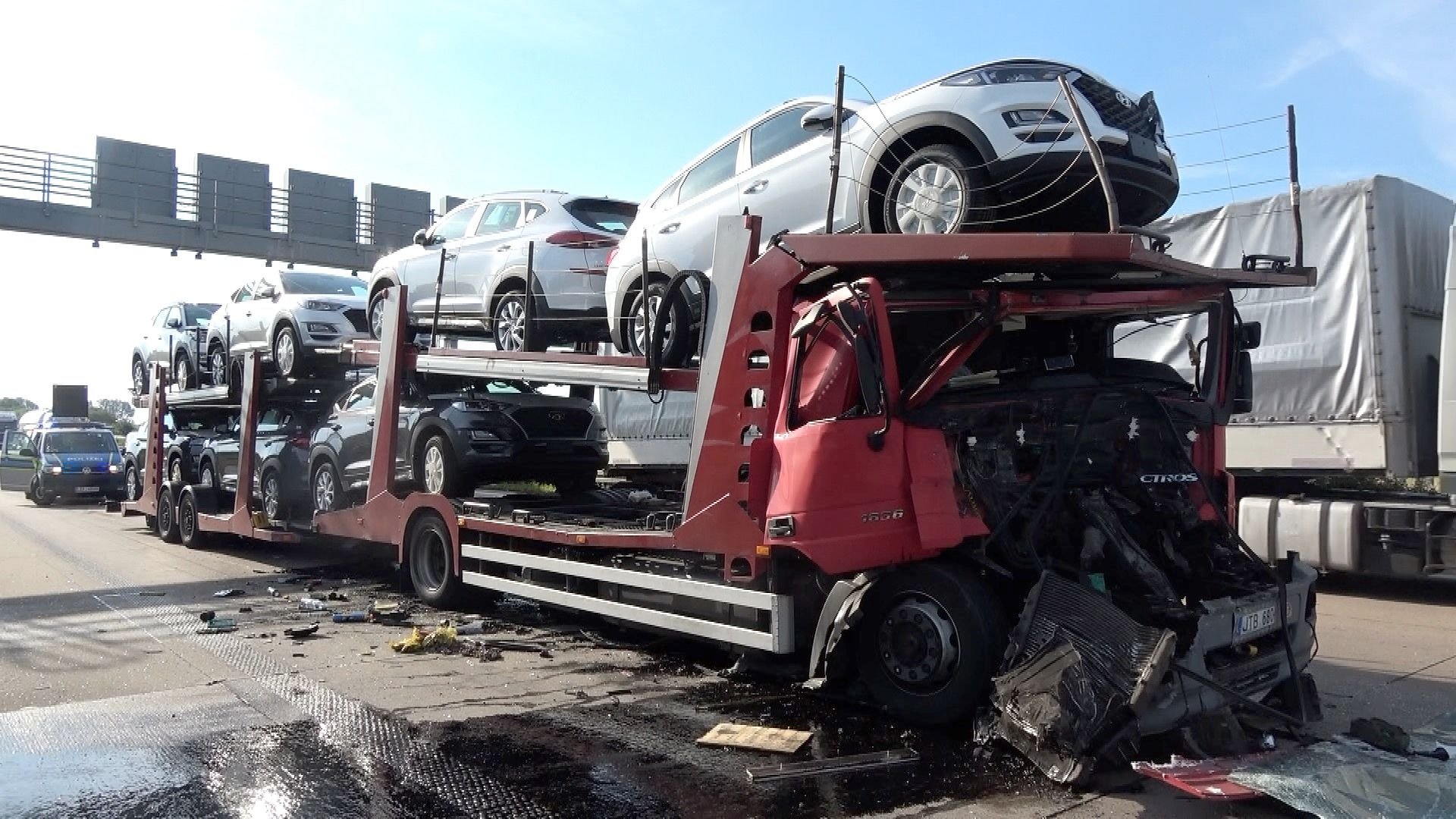 Das Fahrerhaus des Autotransporters ist komplett eingedrückt. Der Fahrer kam mit leichten Verletzungen davon.