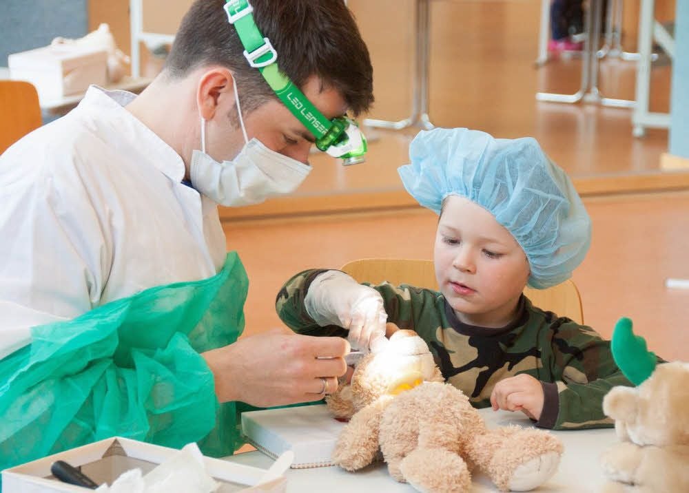 Medizinstudenten behandeln Teddys.