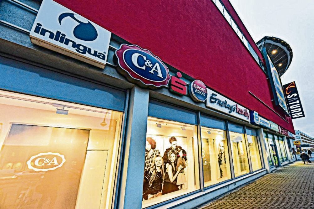 Die C&A-Schaufensterfront am Dessau Center ist noch gefüllt.