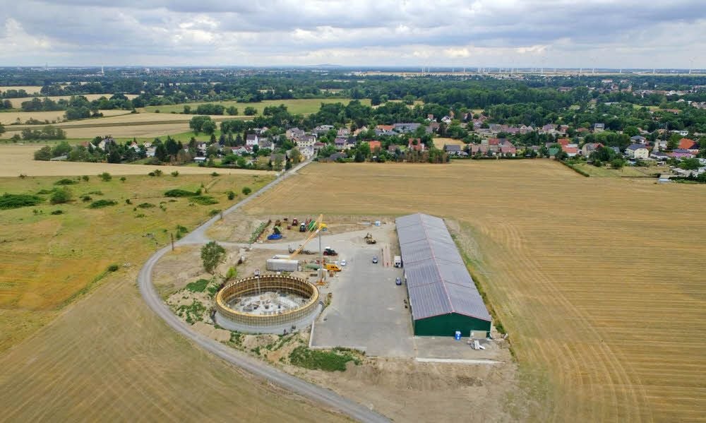 Etwa 4,7 Millionen Liter Gülle soll das Lager neben Kleckewitz fassen können. In ein paar Wochen wird es fertig gebaut sein.