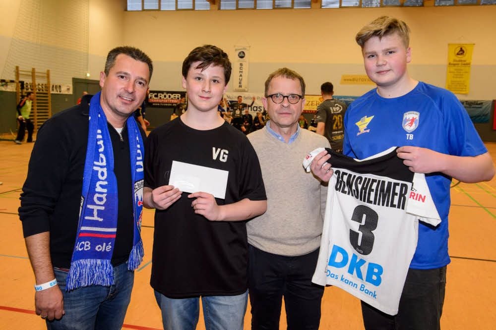 Tobias Baetz (r.) und Vincent Graupner hatten den härtesten Wurf, erhielten ein Nationalmannschaftstrikot beziehungsweise einen Reisegutschein - hier mit E-Center-Chef Daniel Hinze (l.) und Euroville-Betriebsleiter Dietmar Schwenke.
