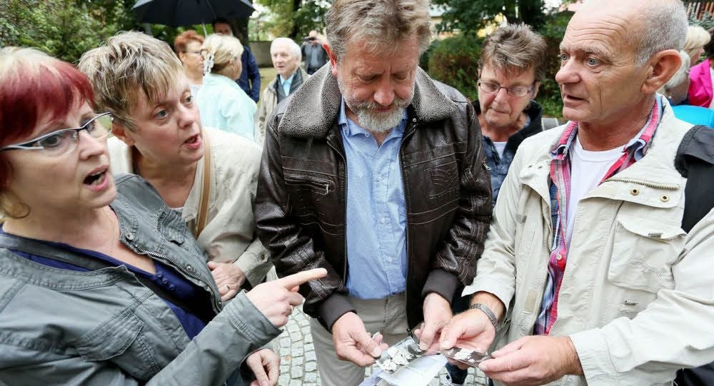 Jörg Beyer (Mitte) zeigte Bilder aus der Schulzeit.