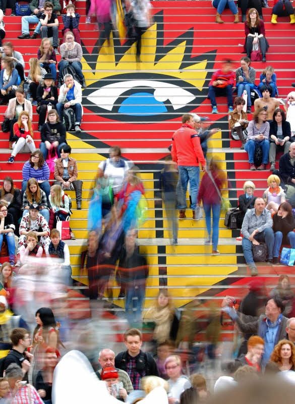 Augen auf im Besucherverkehr: die große Treppe in der Glashalle der Leipziger Buchmesse