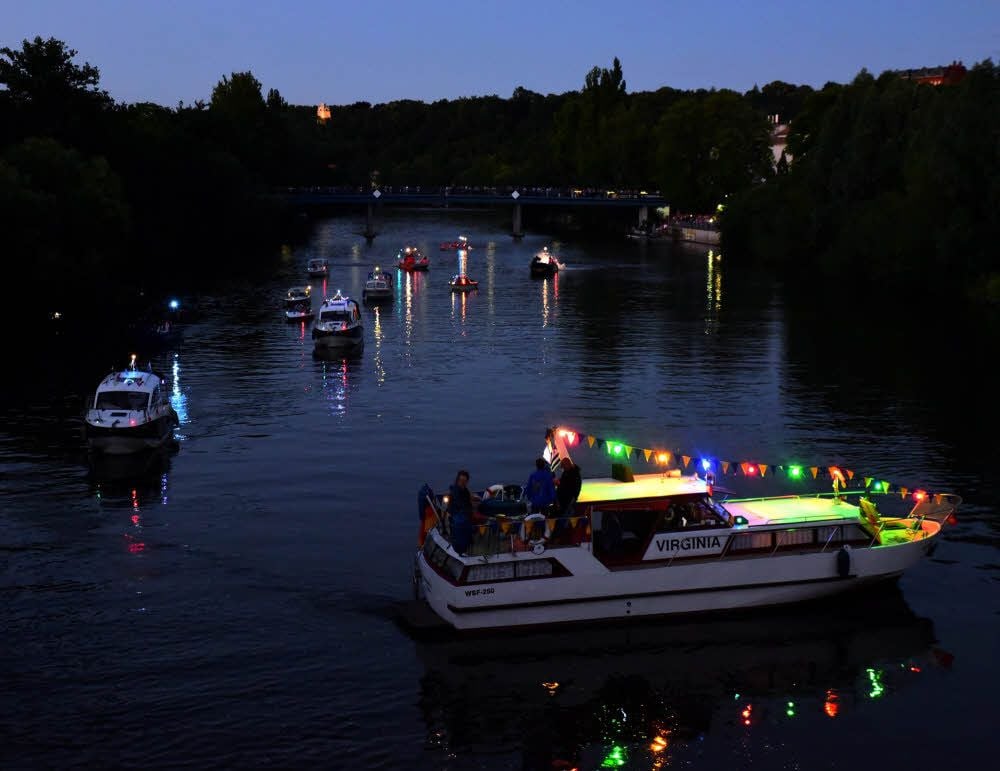Die nächtliche Schiffsparade ist ein jährlicher Höhepunkt des Fests.
