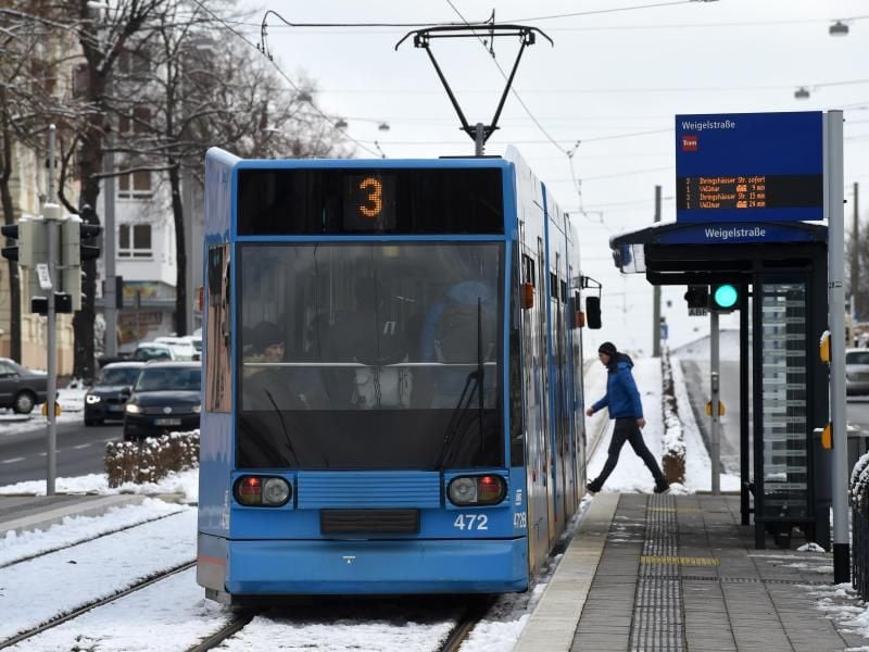 Eine Straßenbahn steht in Kassel an einer Haltestelle. Foto: Uwe Zucchi