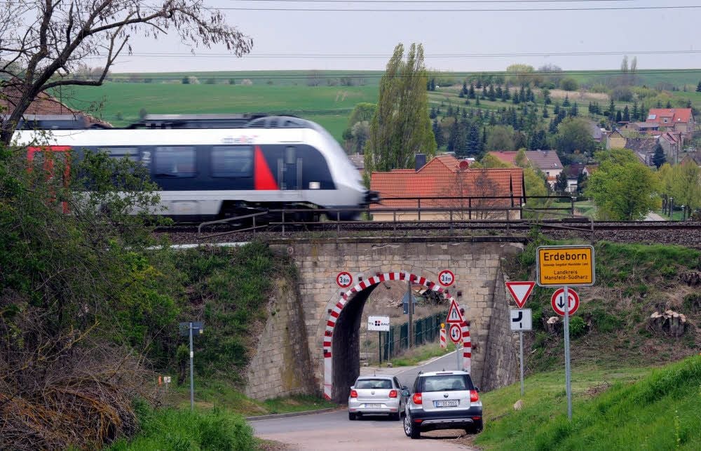 Noch fahren Züge über die Erdeborner Eisenbahnbrücke. Voraussichtlich im Jahr 2019 soll sie durch eine neue ersetzt werden.
