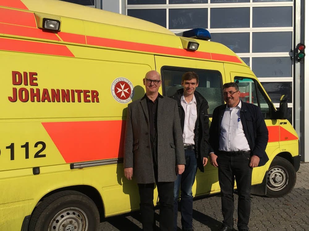 Martin Lessenthin (IGFM, von links), Benjamin Nentwich (Johanniter) und Khalil Al-Rasho mit dem Bad Bibraer Rettungswagen.