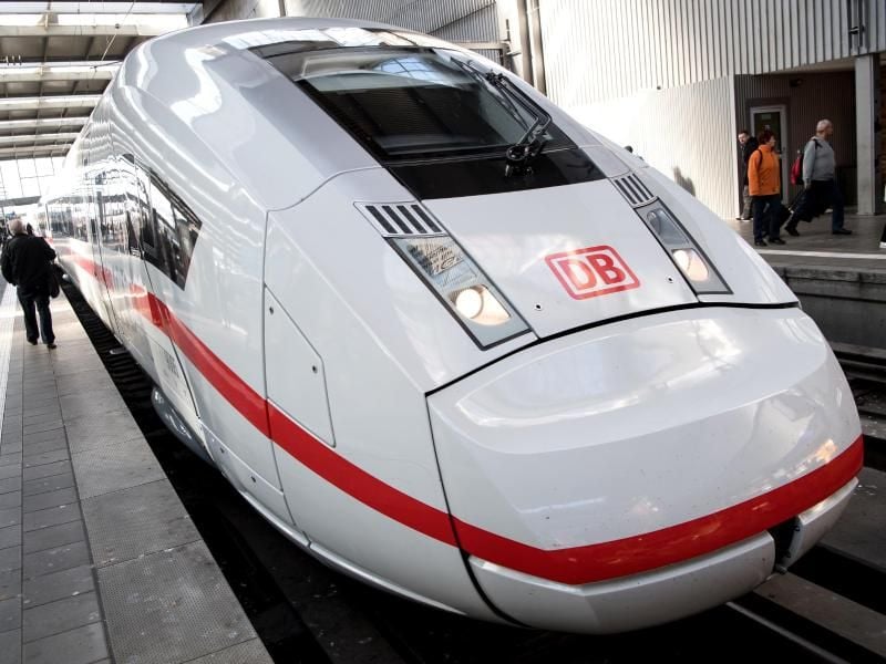 Auf welchem Gleis fährt mein Zug ab? Und erreicht man dieses auch mit dem Fahrstuhl? Die App „DB Barrierefrei” soll eine digitale Hilfe im Bahnverkehr sein. Foto: Sven Hoppe