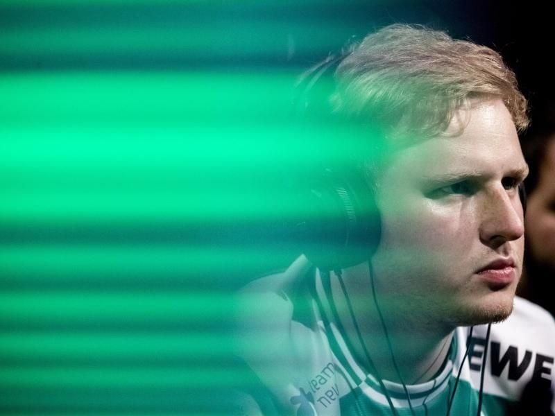 Nationalspieler MegaBit hat sein Spiel gegen Schweden gewonnen. Foto: Christoph Soeder/dpa