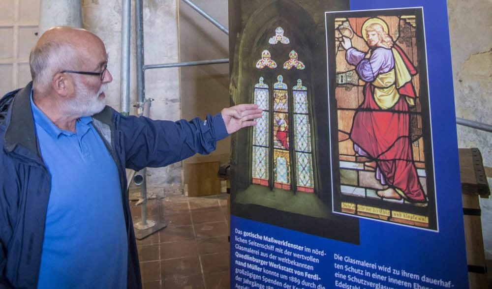 Gerhard Schwenk vom Förderkreis der Aegidiikirche erklärt die Sanierungsvorhaben am Maßwerkfenster.