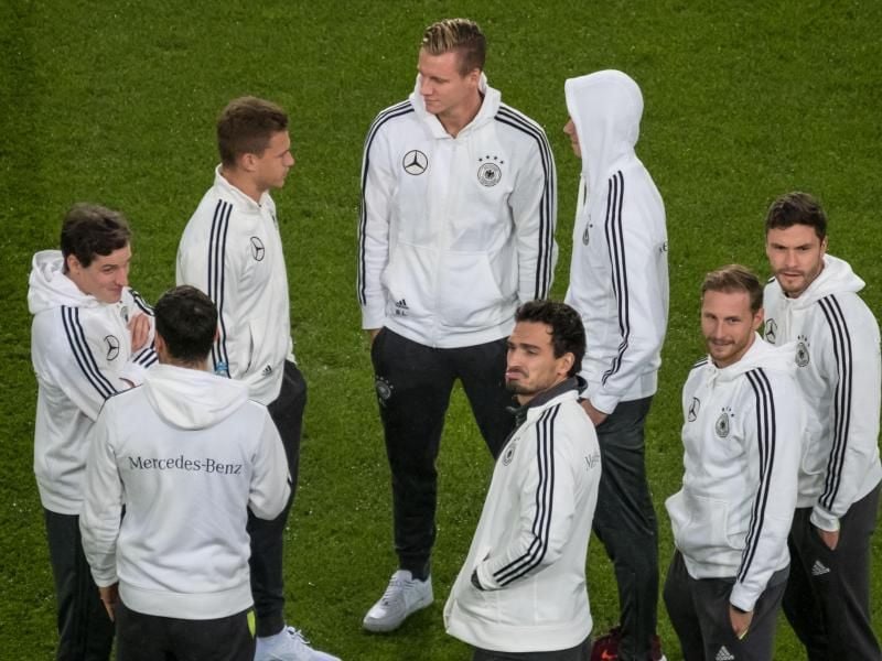 Die deutschen Nationalspieler schauen sich vor dem Spiel gegen Nordirland im Stadion um. Foto: Peter Steffen
