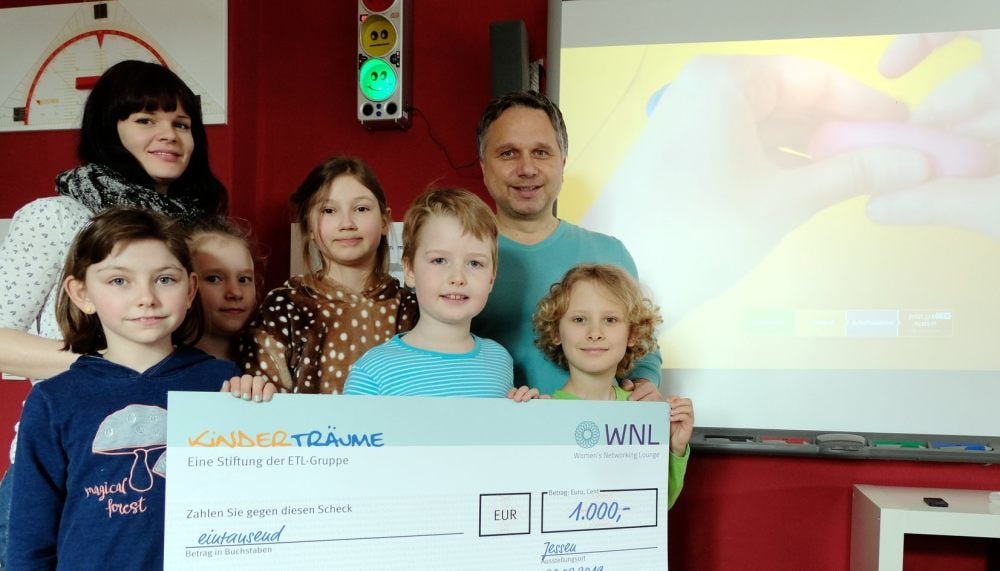 Der Vorsitzende des Schulfördervereins, Dennis Kunze (im Hintergrund rechts), hat für die Unterstützung des Projekts einen Sponsoren gefunden.